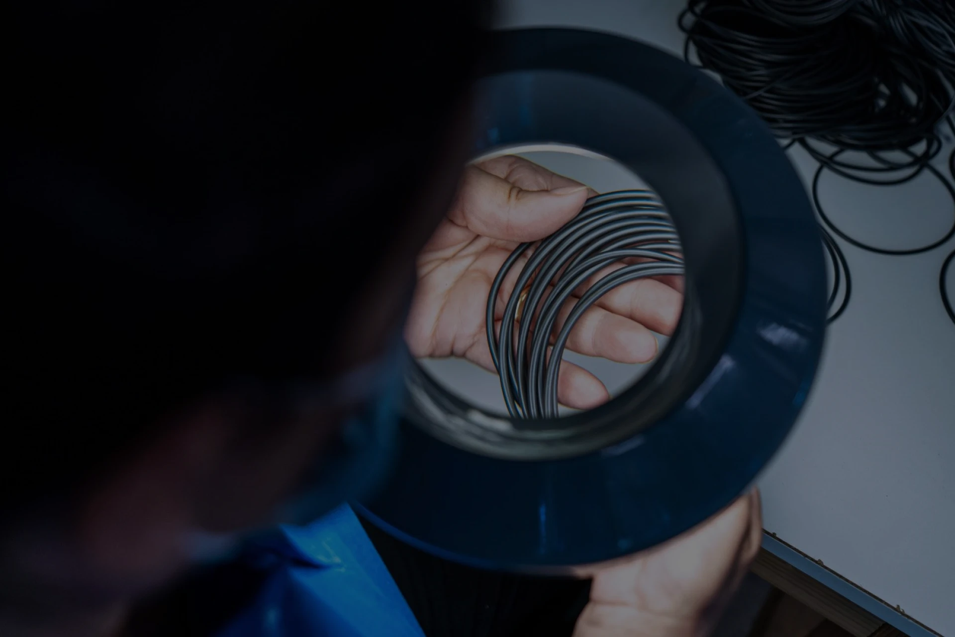 tecnico controlla qualità guarnizioni gomma
